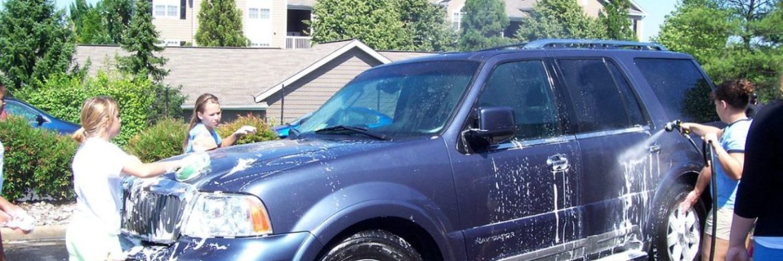 Auto wordt met de hand gewassen